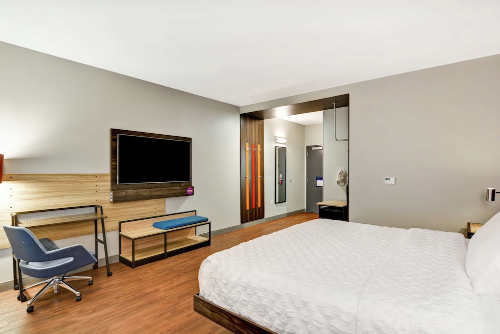 Room, 1 King Bed, Accessible (Roll-In Shower) photo 3