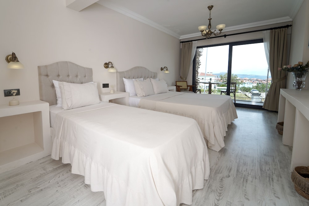 Deniz Manzarali Triple Oda photo 3