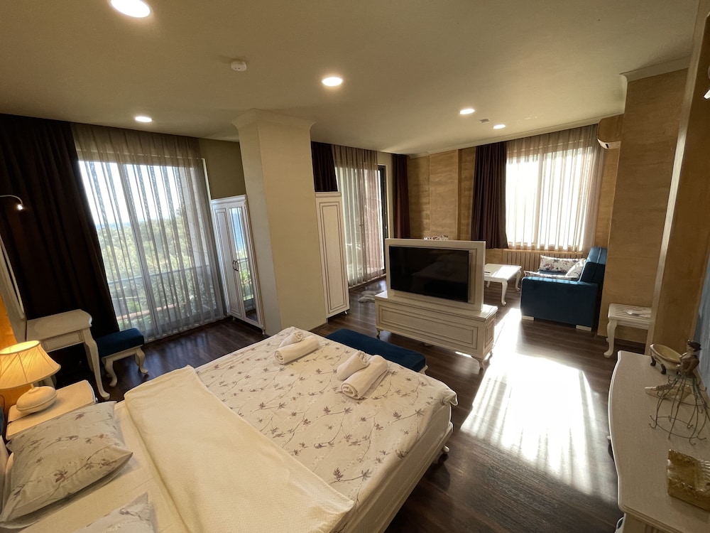 Exclusive Studio Suite, 1 Double Bed, Balcony, Sea View photo 1