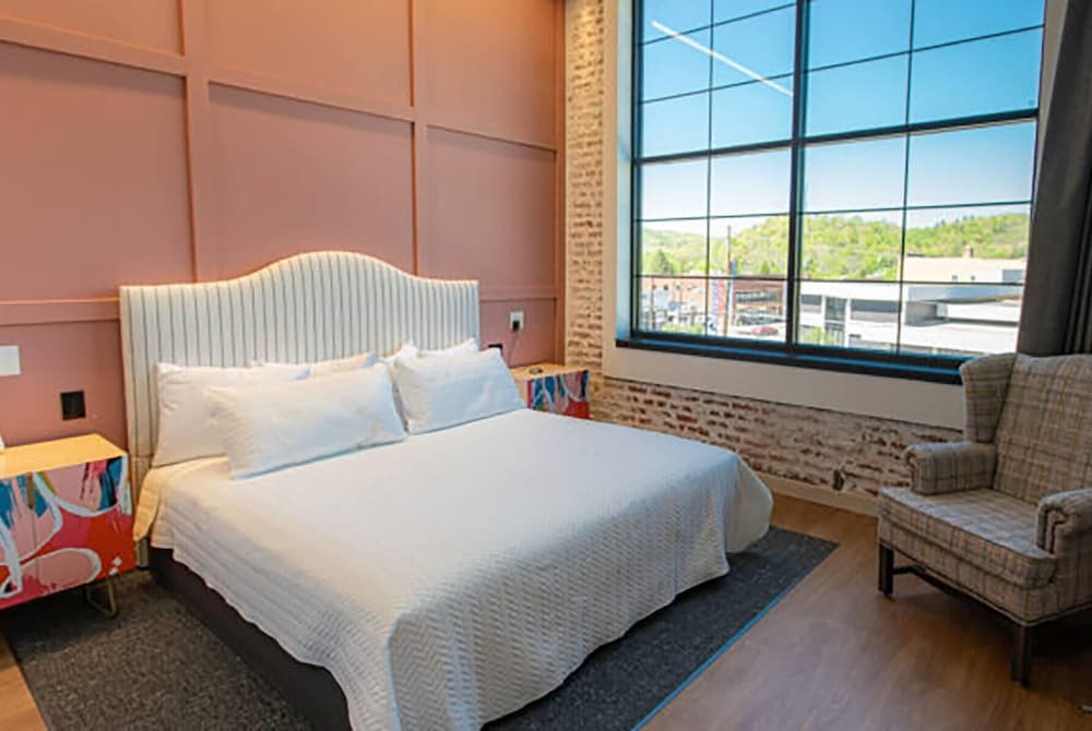 Superior Room, 1 King Bed, Non Smoking photo 1