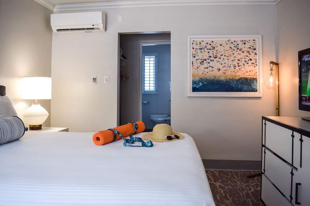 Room, 1 Queen Bed (Poolside) photo 2