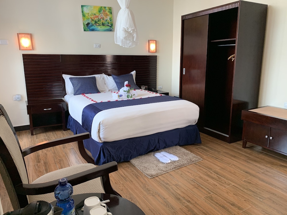 Standard Room, 1 King Bed, Balcony, City View photo 3