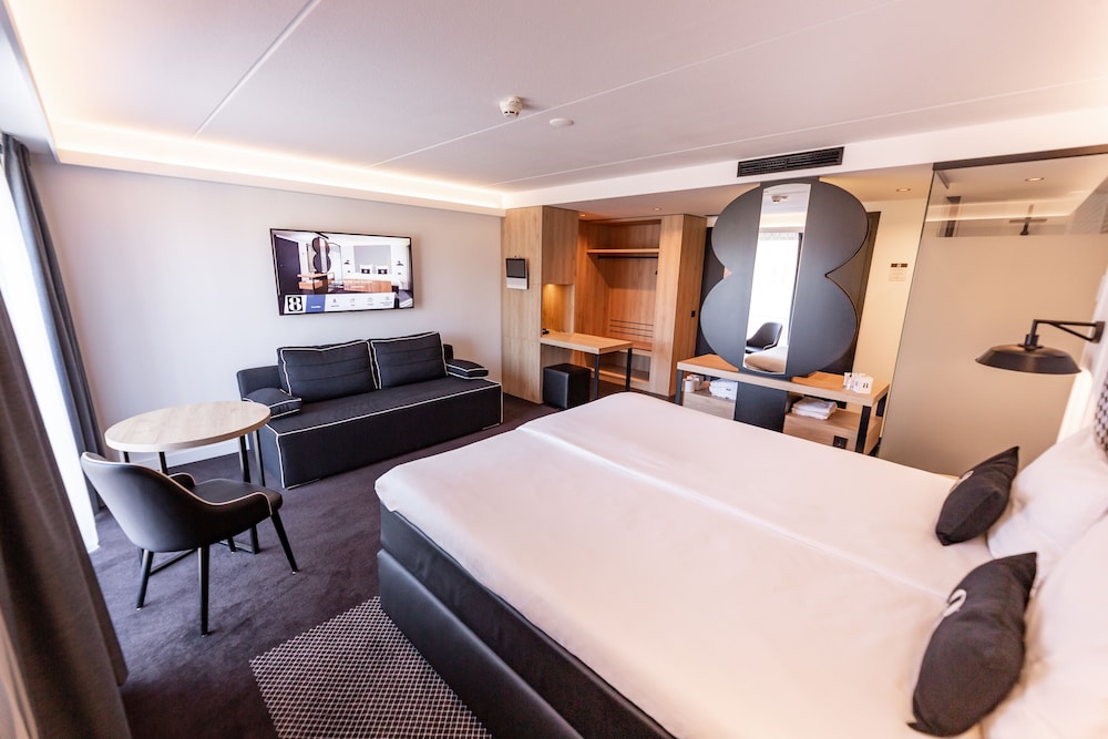 Deluxe Suite, 1 Queen Bed, Non Smoking photo 2