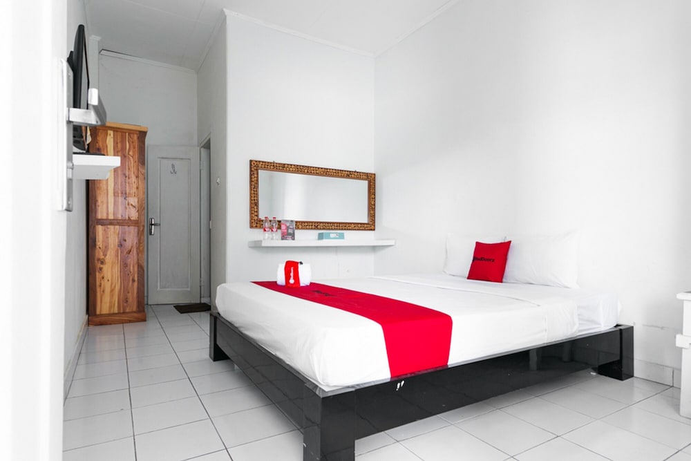 Double Room (RedDoorz)