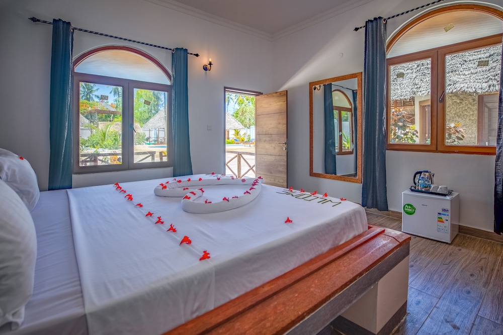 Classic Double Room, 1 Queen Bed, Balcony, Pool View photo 3