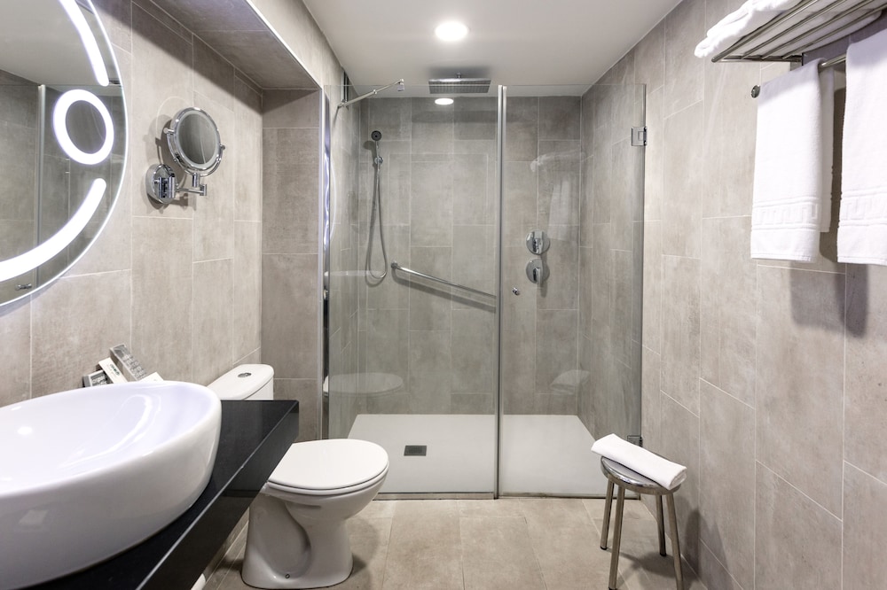 Family Room (Premium - Jetted Tub Access)