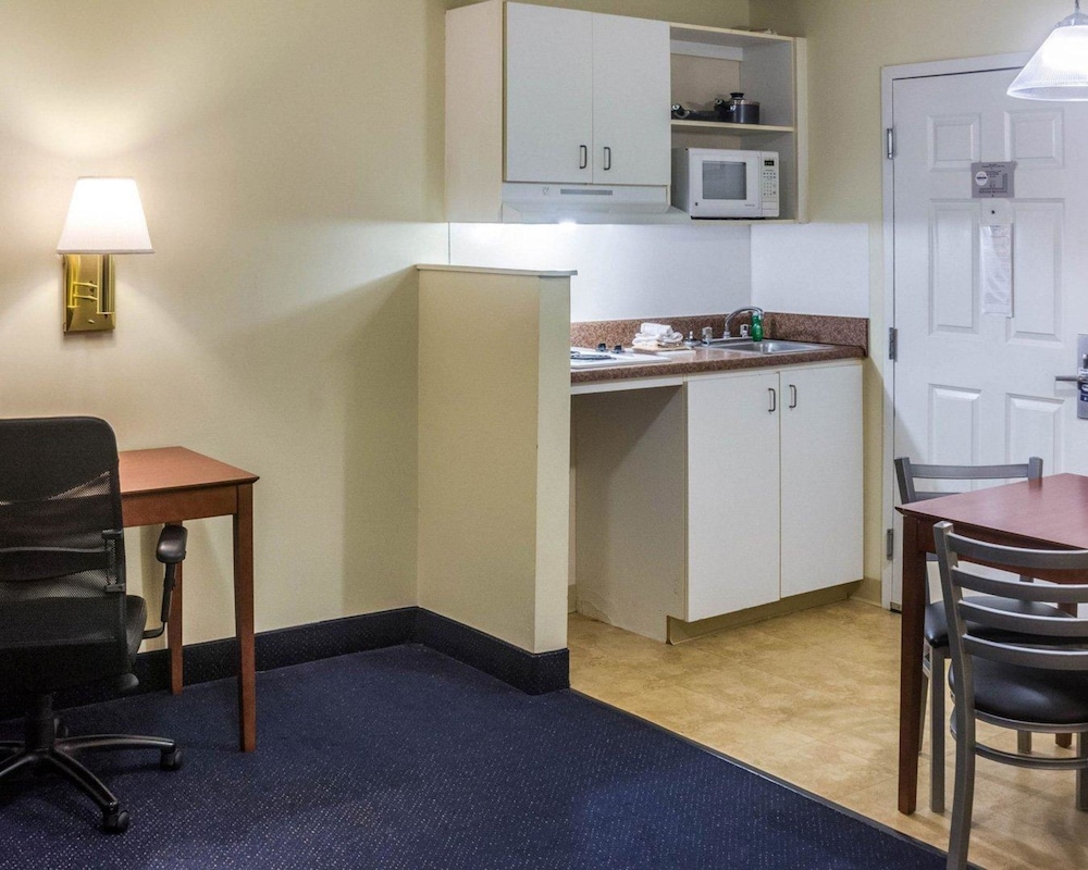 Standard Room, 1 Queen Bed, Non Smoking, Kitchenette photo 3