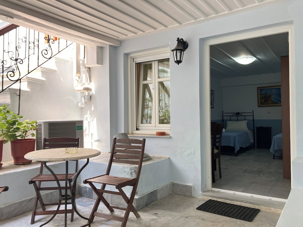 Two Single Beds with Courtyard View photo 2
