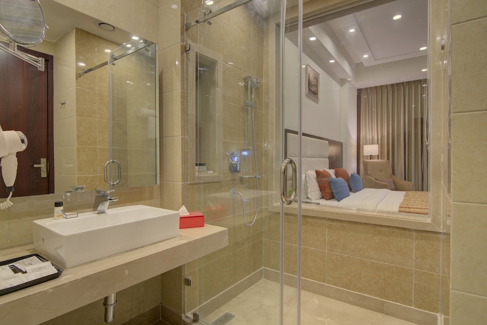 1 King Bed, Double Business Room, Non-Smoking photo 2