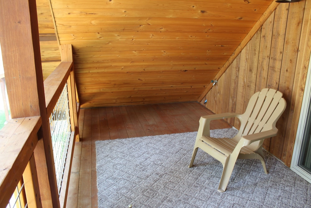 Family Cabin, 2 Bedrooms, Hot Tub, River View photo 2