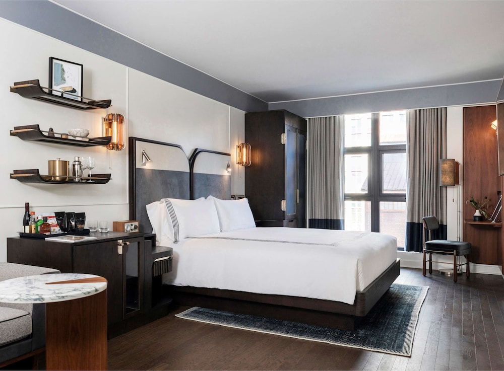 Deluxe Room, 1 King Bed photo 2