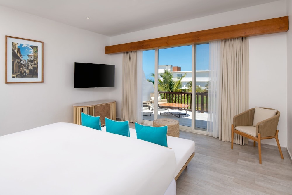 Deluxe Room, 1 King Bed, Balcony - Photo 4