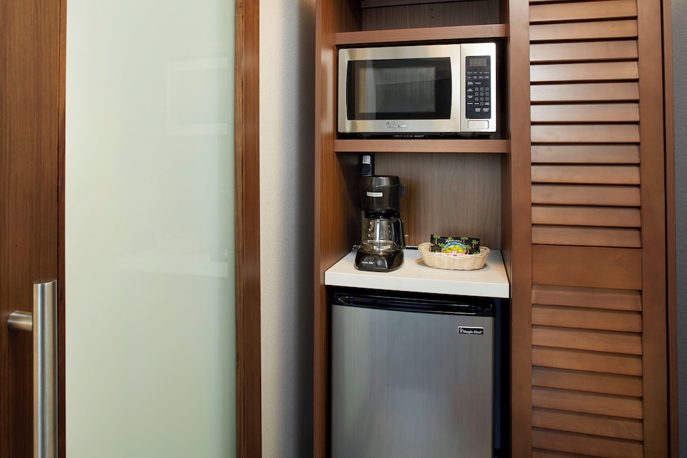Standard Room, 1 King Bed, Accessible (Waikiki View) - Photo 3