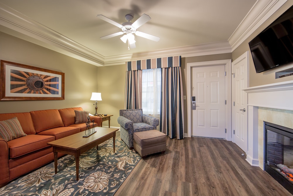 Room, 1 Bedroom, Non Smoking (1 Queen with Sleeper Sofa) - Photo 5