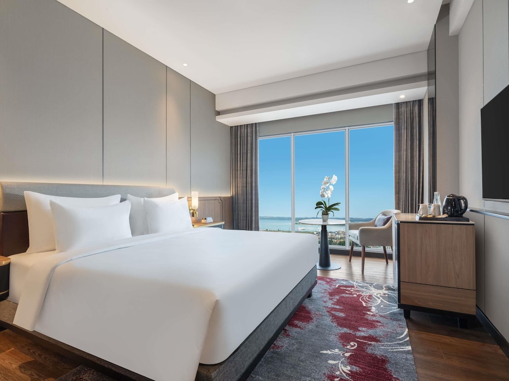 Superior Room, 1 King Bed, City View
