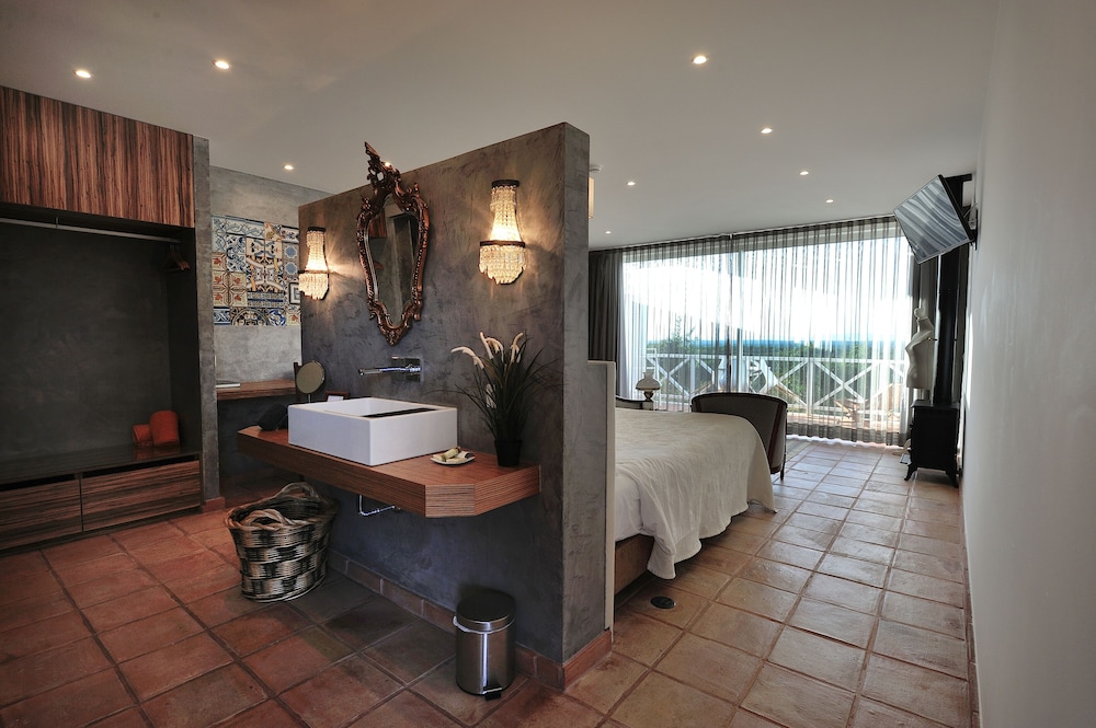 Panoramic Studio Suite, Fireplace