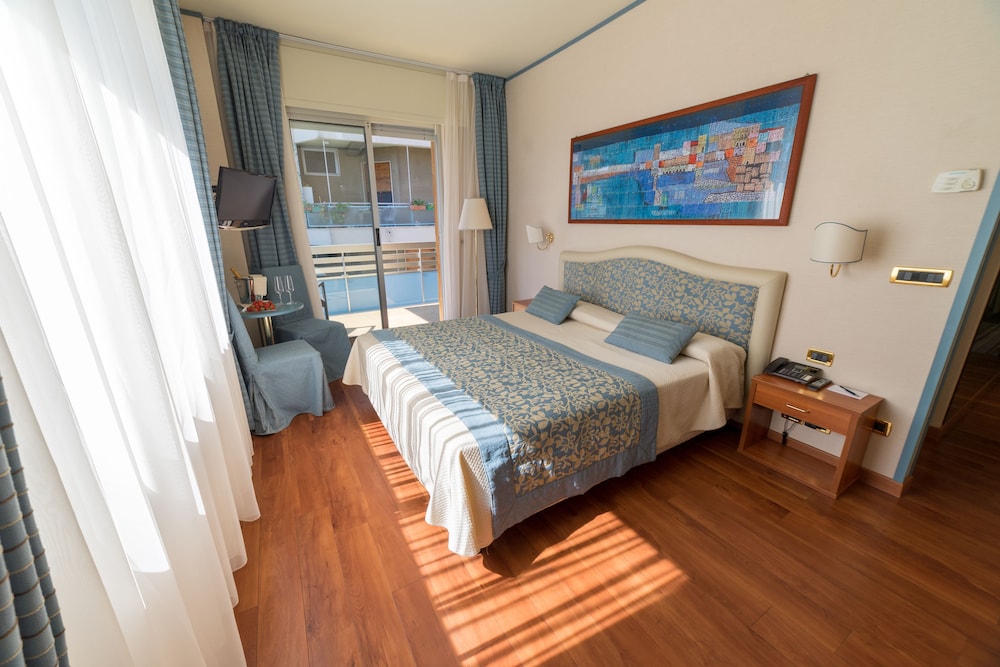 Superior Double Room Single Use, Partial Sea View photo 1