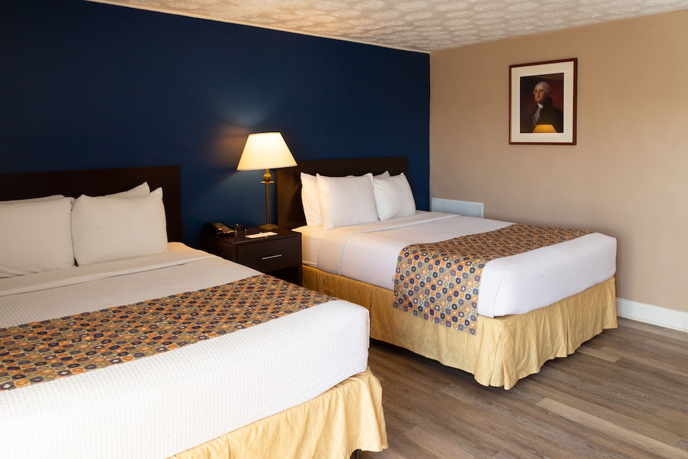 Queen Room with 2 Queen Beds - Non Smoking photo 1