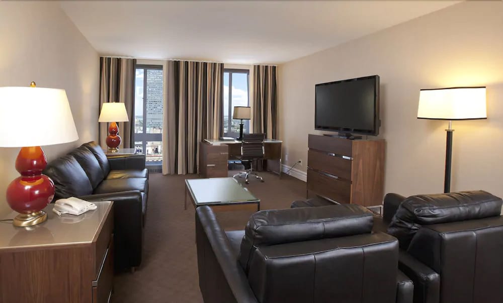 Premier Suite (King Bed) - Photo 4
