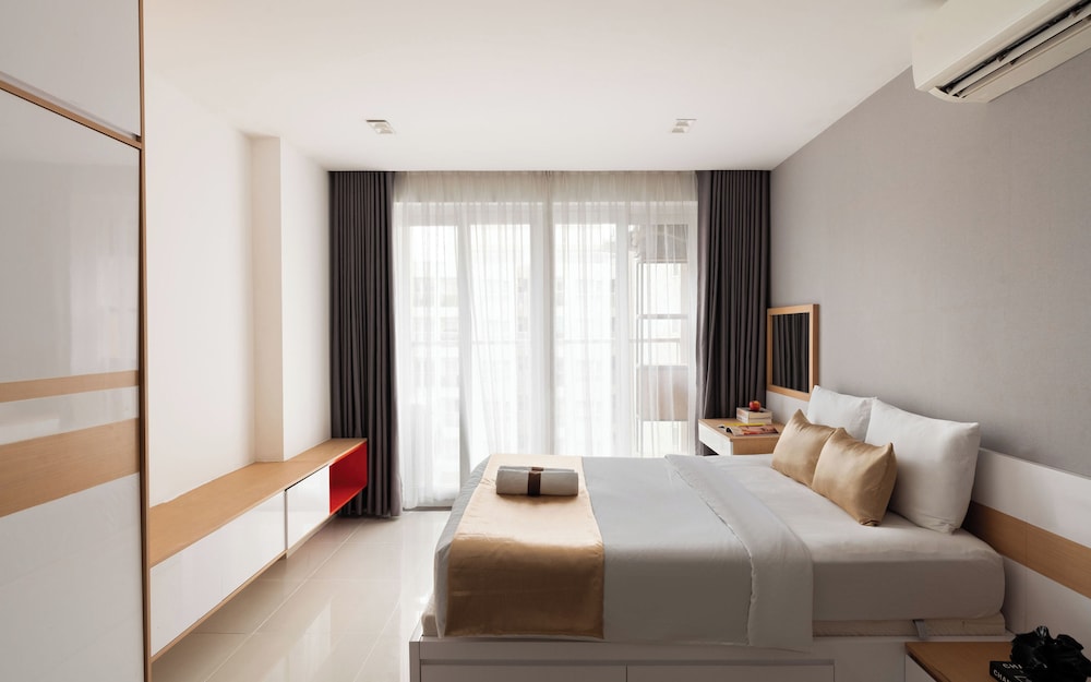 Grand Room, 1 Bedroom, Club Lounge Access, City View photo 3