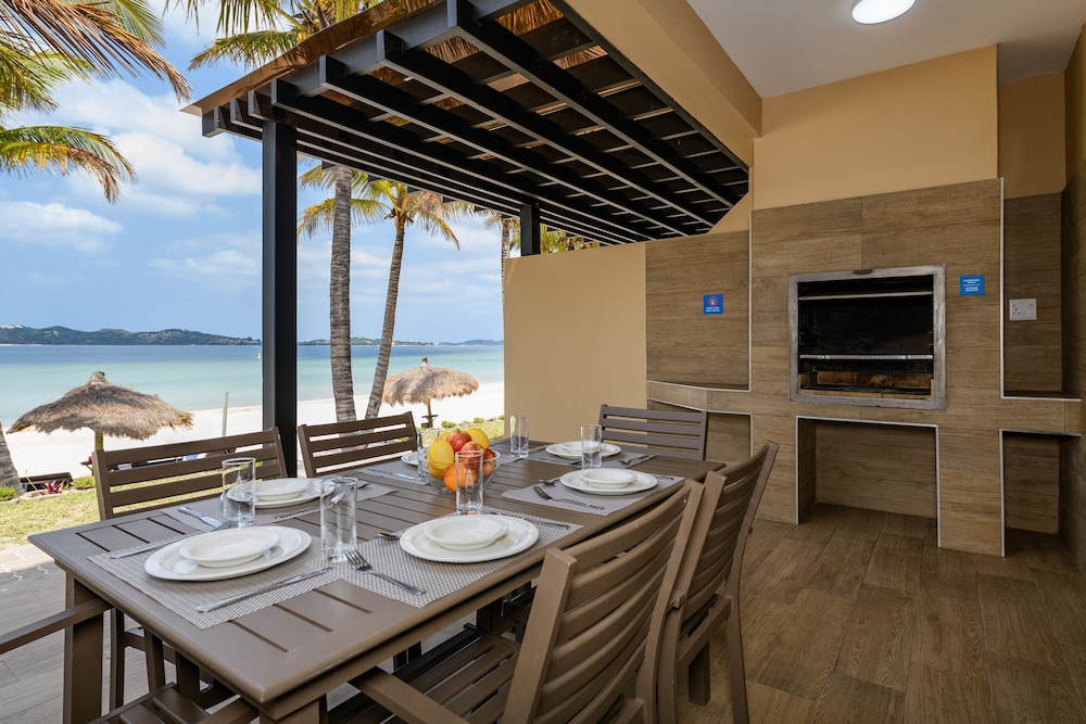 Three Bedroom Duplex Apartment with Patio - Photo 7