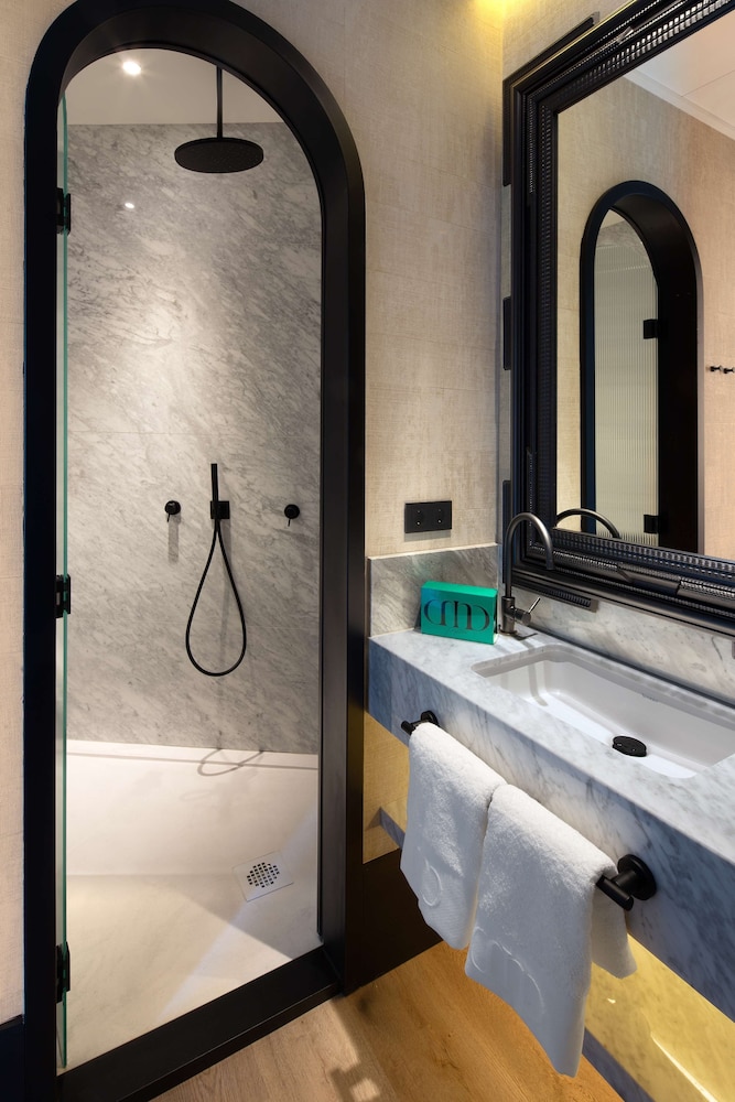 Room, 1 King Bed, Accessible (Roll-In Shower - Kng Accessible Puris) thumbnail 5
