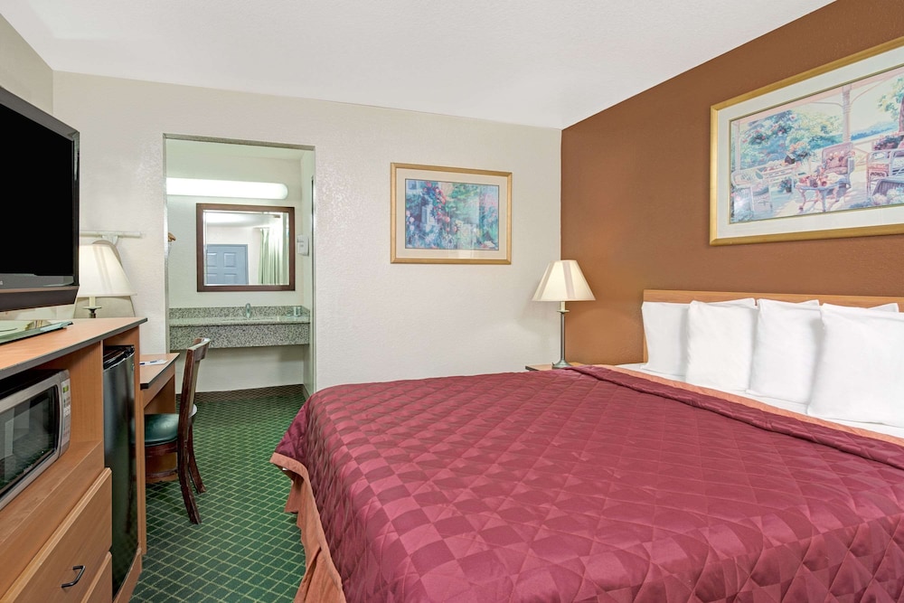 Standard Room, 1 King Bed - Photo 3