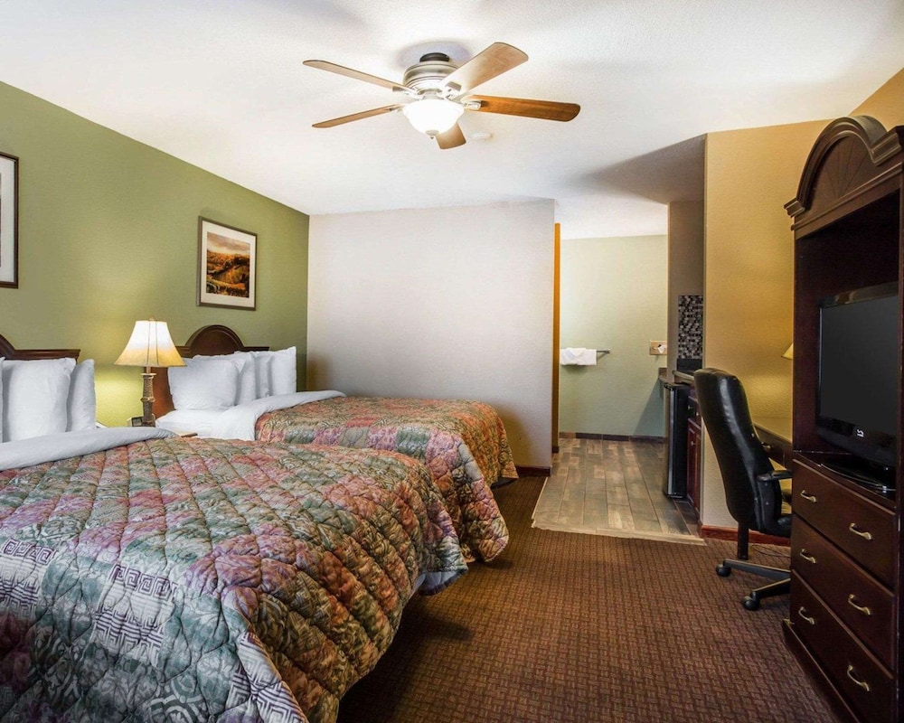 Standard Room, 2 Queen Beds, Non Smoking - Photo 1