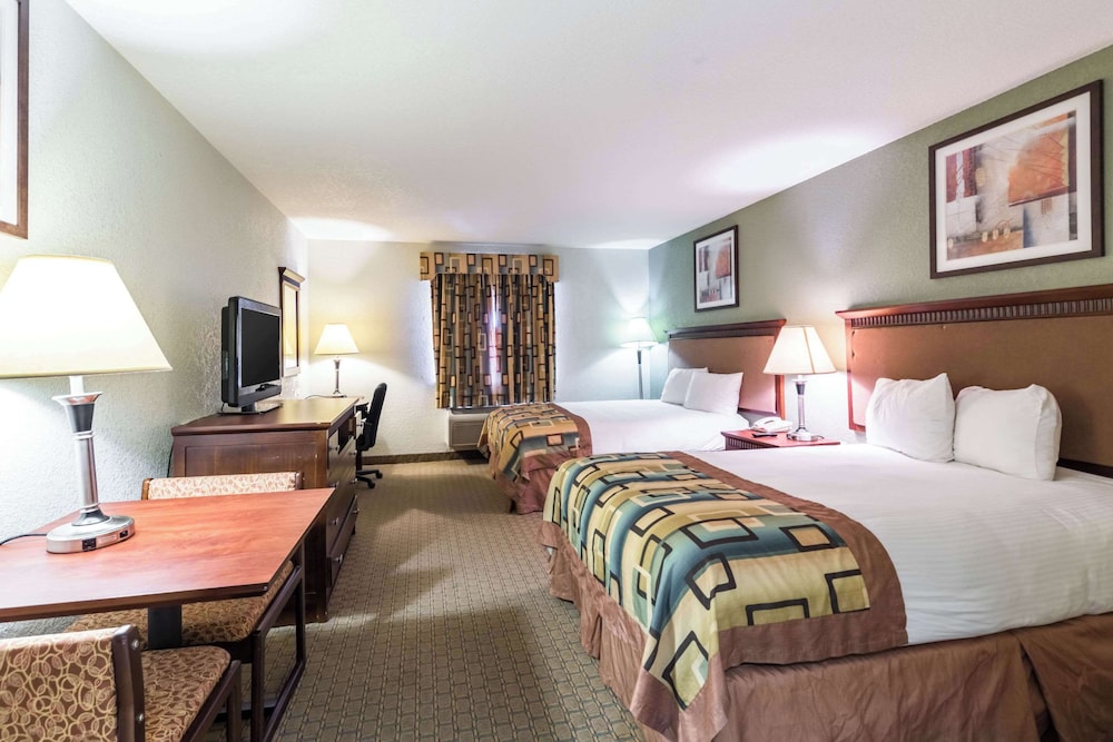 Standard Room, 2 Double Beds, Smoking - Photo 1