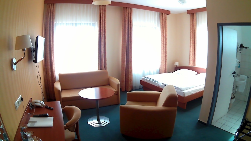 Comfort Triple Room, 1 Queen Bed, Non Smoking, City View
