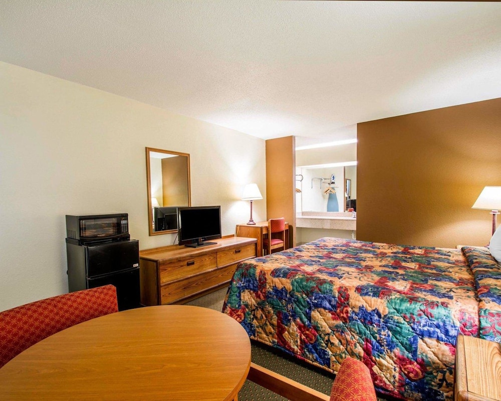 Standard Room, 1 King Bed, Smoking - Photo 18