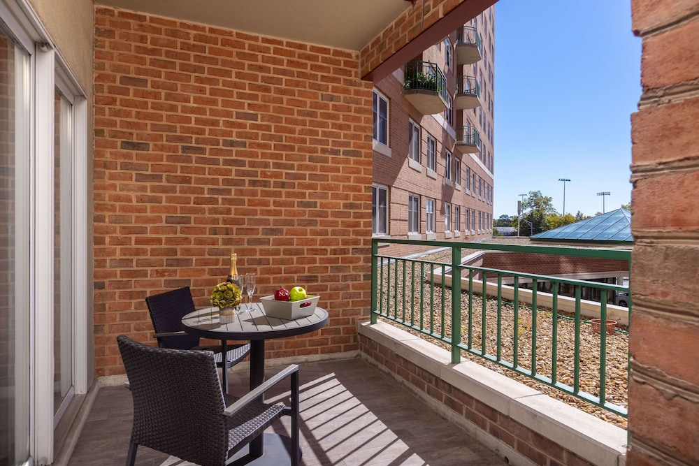 Room, 1 King Bed, Non Smoking, Balcony - Photo 2
