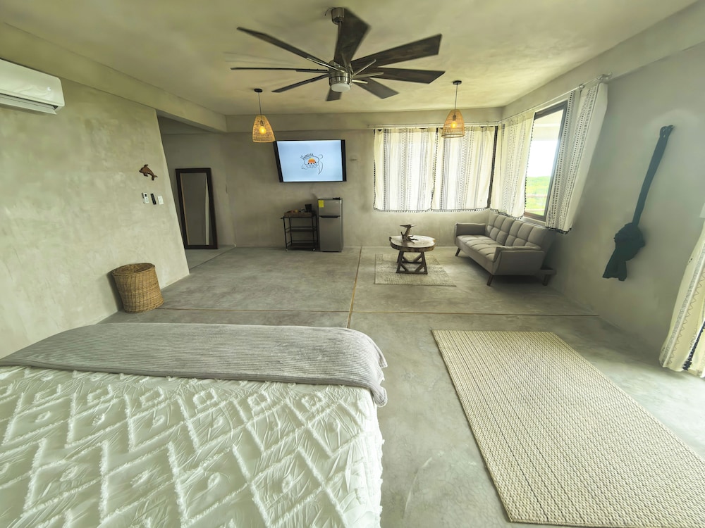 Classic Suite, 1 King Bed, Courtyard View