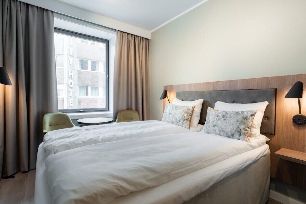 Standard Room, 1 Queen Bed, Non Smoking - Photo 3