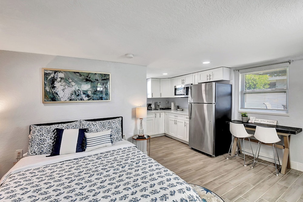 Studio Suite, 1 Queen Bed, Patio, Garden View photo 2