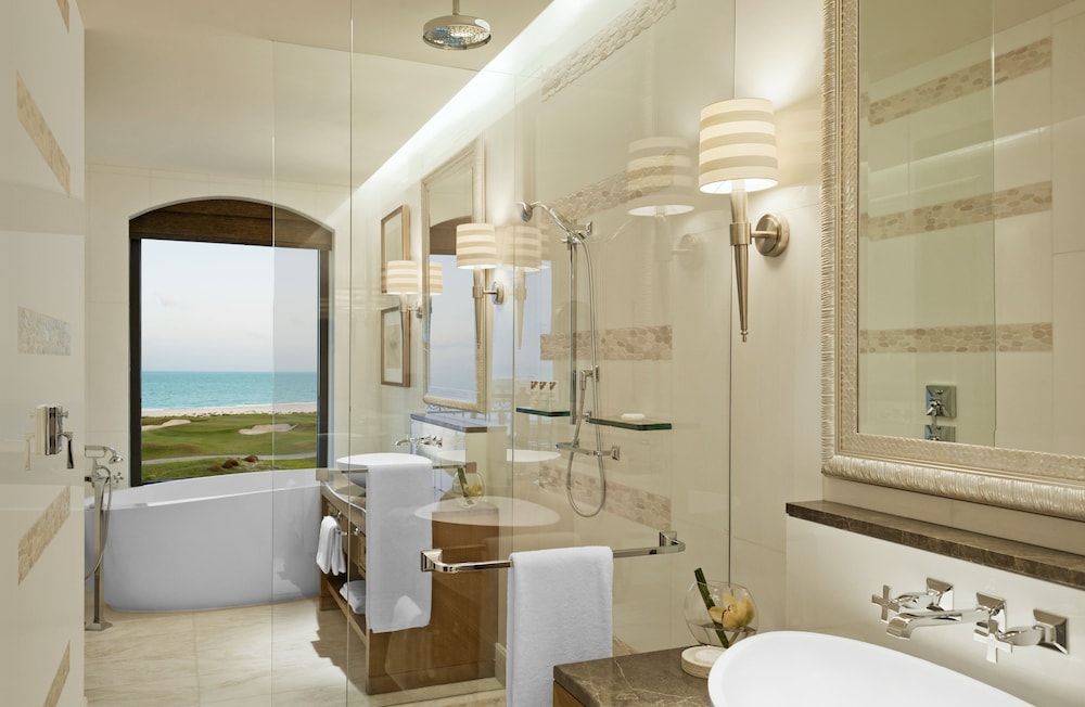 St Regis, Superior Room, 1 King Bed, Partial Sea View photo 2