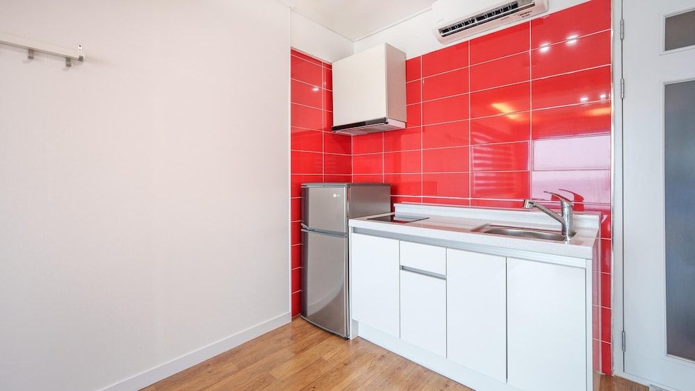 Basic Room, 1 Bedroom (301) - Photo 8