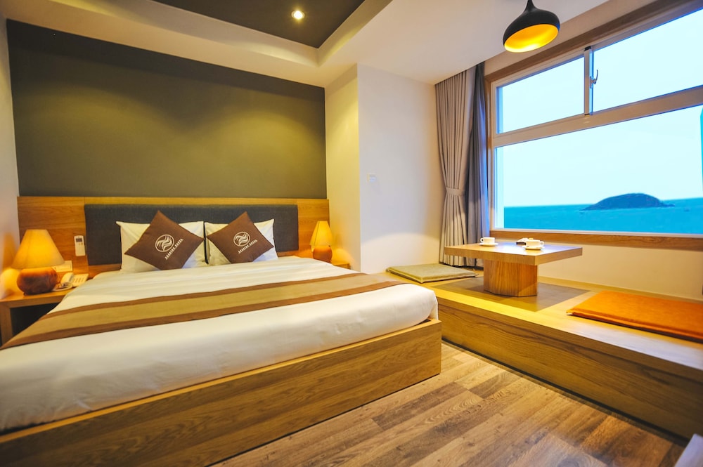 Deluxe Room, 1 King Bed, Sea View photo 2