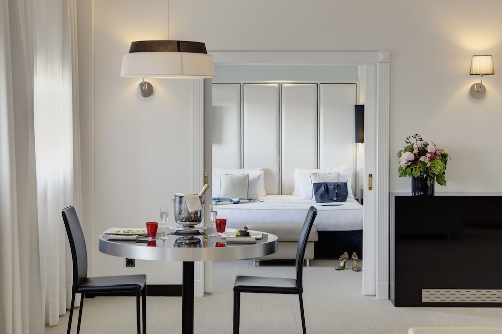 The Level Presidential Suite and Lounge Access (4AD)