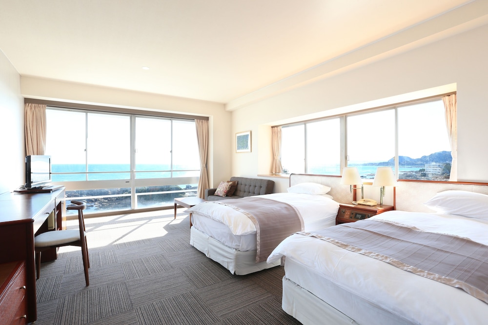 Deluxe Twin Room, Private Bathroom, Ocean View photo 3