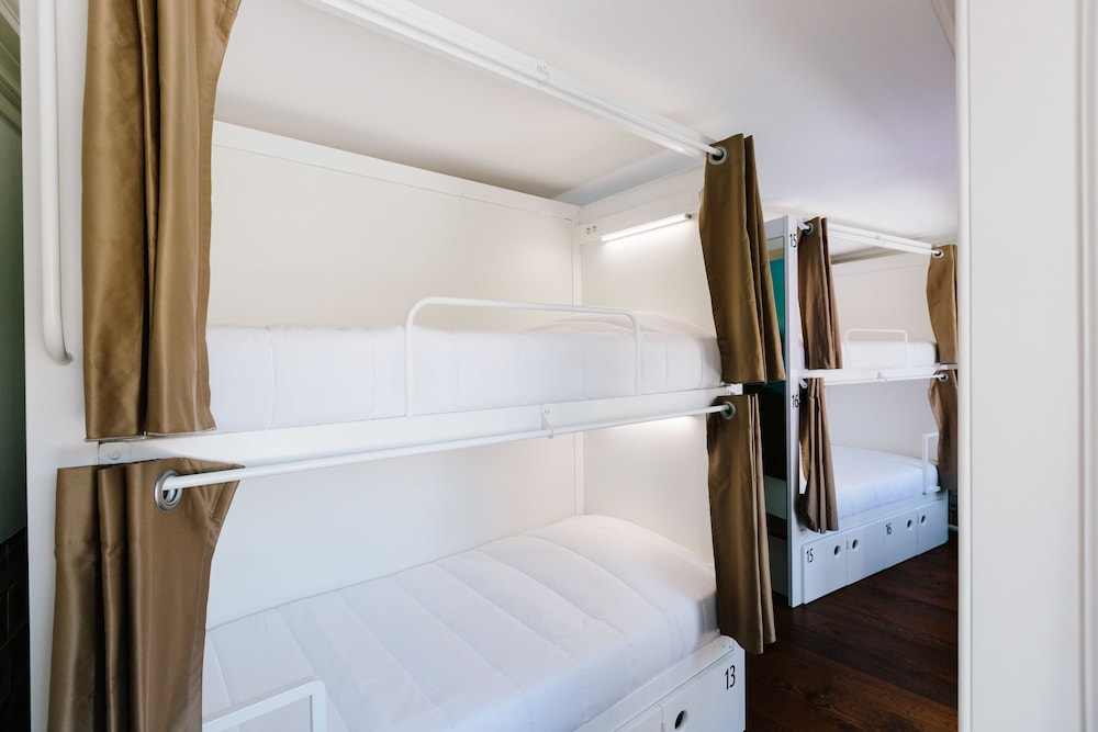 Shared Dormitory, Mixed Dorm, Private Bathroom (1 bed in 12 Bed Dorm) photo 3