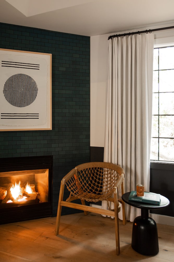 Premium Room, 2 Queen Beds, Fireplace photo 3