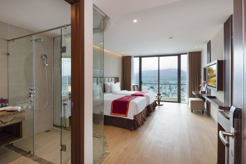 Deluxe Room, Balcony, City View - Photo 5