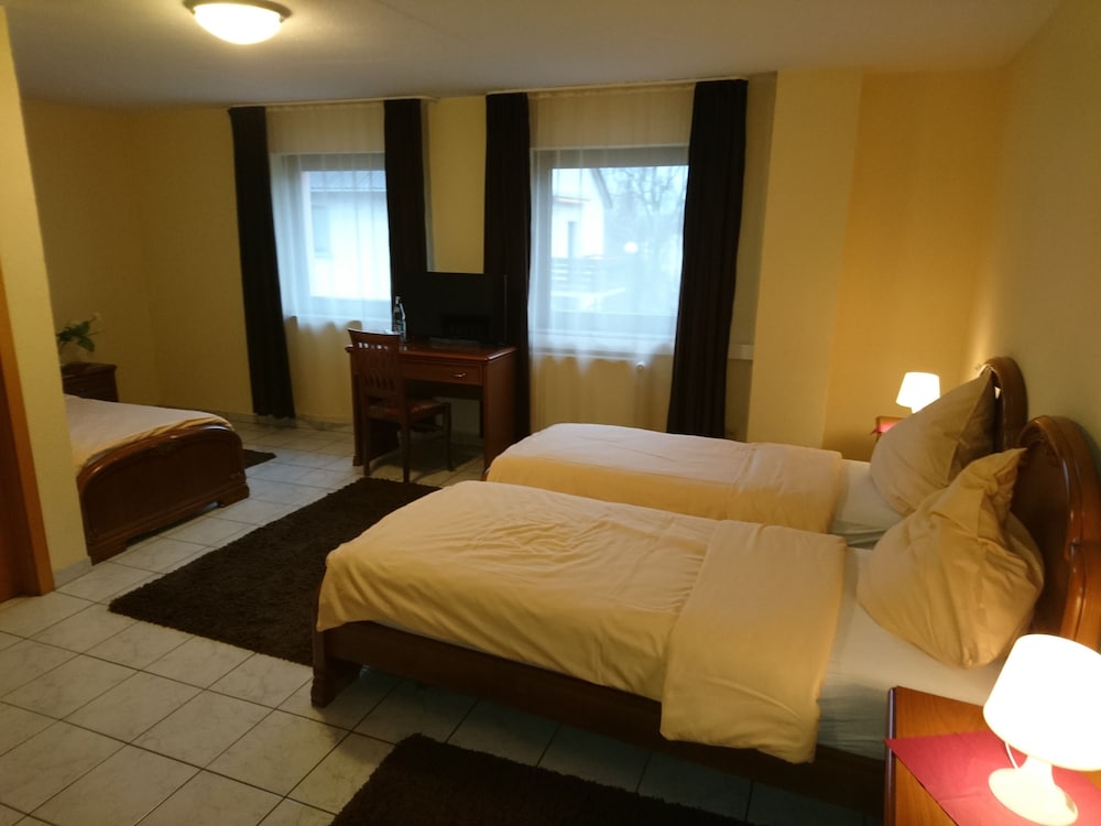 Economy Triple Room photo 1