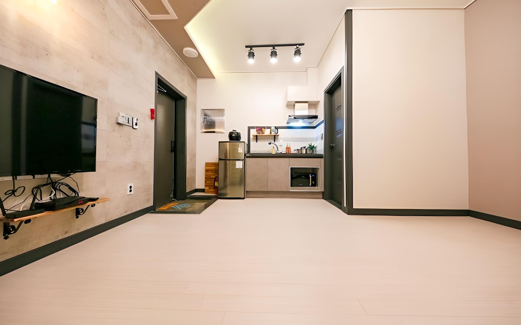 Room (Room 201)