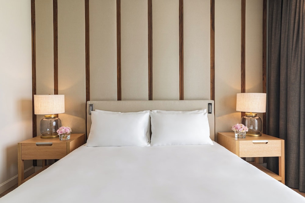 Deluxe Suite, 1 Queen Bed with Sofa bed (Bridge View)