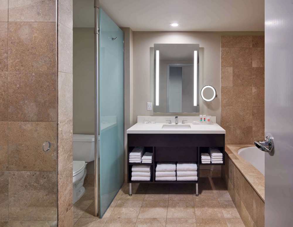 Room, 1 King Bed, Jetted Tub - Photo 5