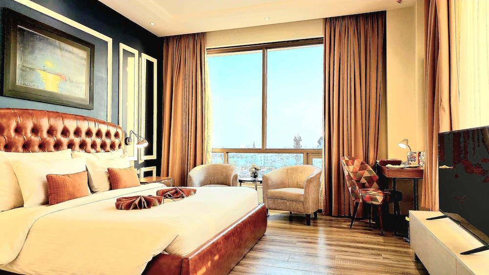 Executive Room, 1 King Bed, Non Smoking, City View (with Extra Bed) - Photo 1