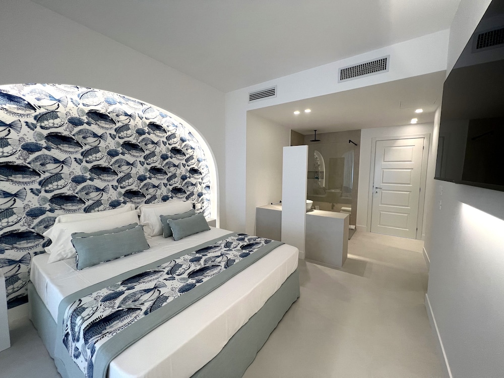 Superior Suite, 1 King Bed, Non Smoking - Photo 25