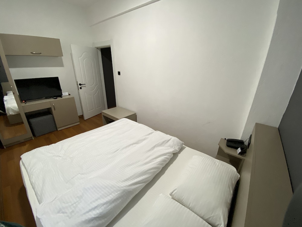Economy Double Room, Shared Bathroom photo 3
